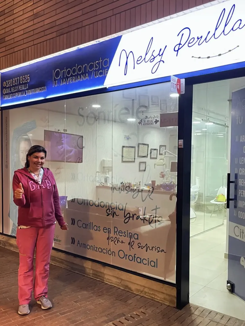 La Dra. Nelsy Perilla frente a su consultorio en Plaza Madero