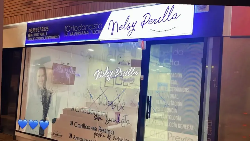 La fachada de noche en Plaza Madero