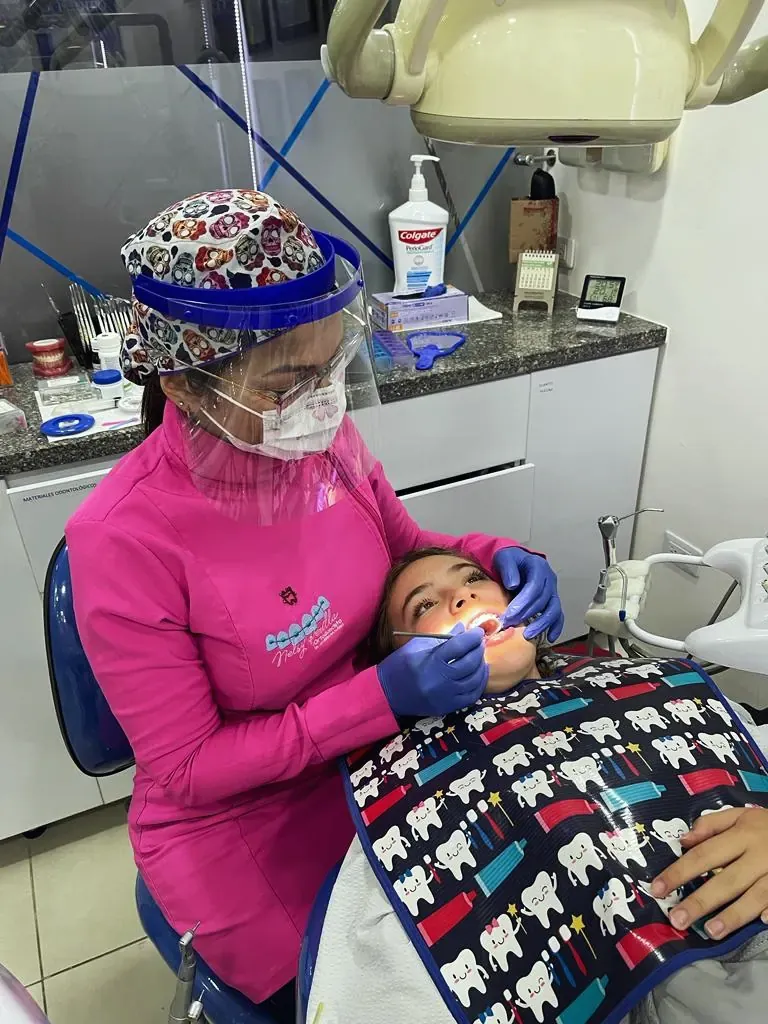 La doctora revisando a una paciente pequeña