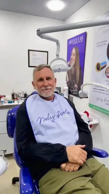 Paciente sonriendo en el sillón